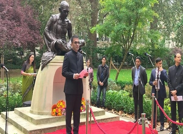 World News | London: CJI Chandrachud, Indian Envoy Doraiswami Pay Tribute to Mahatma Gandhi