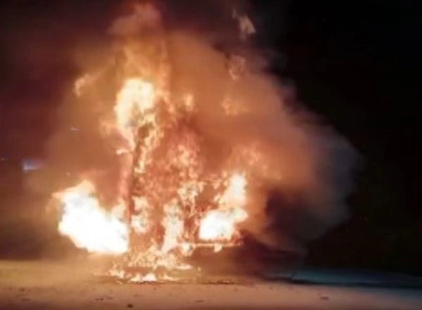 India News | Fire Breaks out in Bus Near Mumbai's Airoli