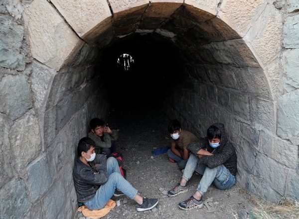 World News | Pakistani Police Detain 800 Afghan Refugees from Outskirts of Islamabad 