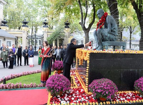 World News | Russia: Indian Envoy Pays Floral Tributes, Highlights Relevance of Mahatma Gandhi on Gandhi Jayanti