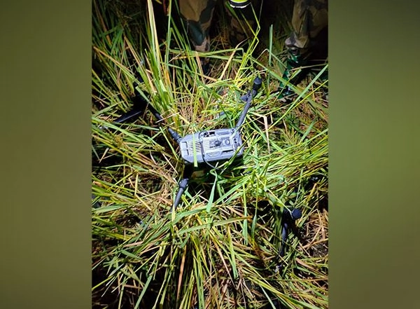 India News | Punjab: BSF Recovers China Made Quadcopter from Tarn Taran District, Seizes 2.7 Kg Narcotics
