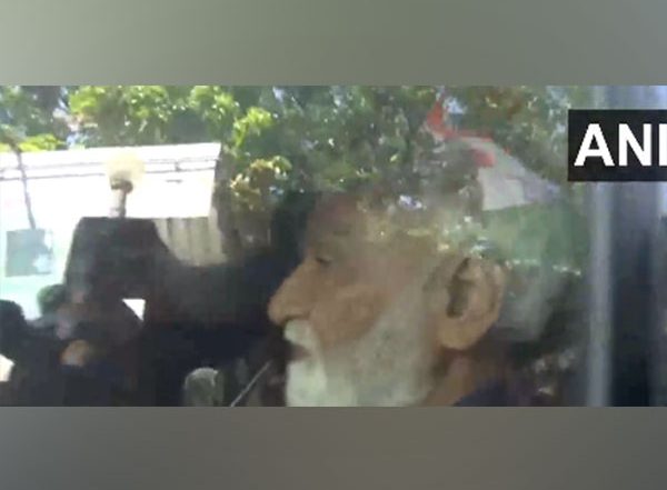 India News | Delhi Police Raids NewsClick Offices, Writers Brought to Special Cell Office
