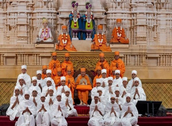 World News | US: Over 30 American Youth Initiated as Monks at BAPS Swaminarayan Akshardham in Robbinsville