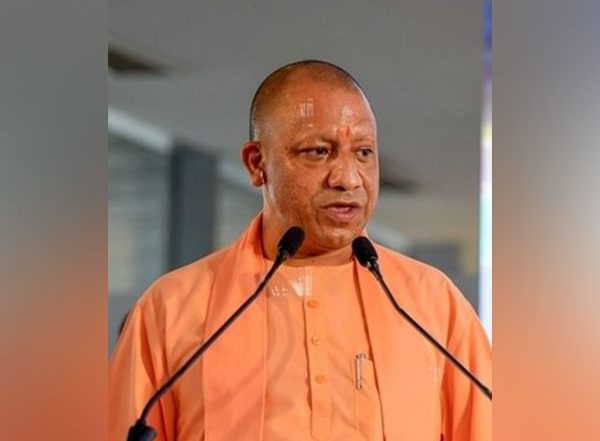 Uttar Pradesh Road Accident: Eight Killed After Speeding Car Collides With Truck in Varanasi’s Karkhiyav; CM Yogi Adityanath Expresses Grief
