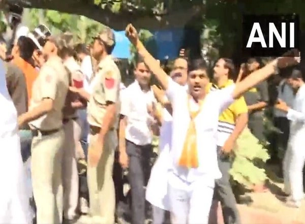 India News | Delhi Police Detains BJP Workers Protesting Outside AAP Office