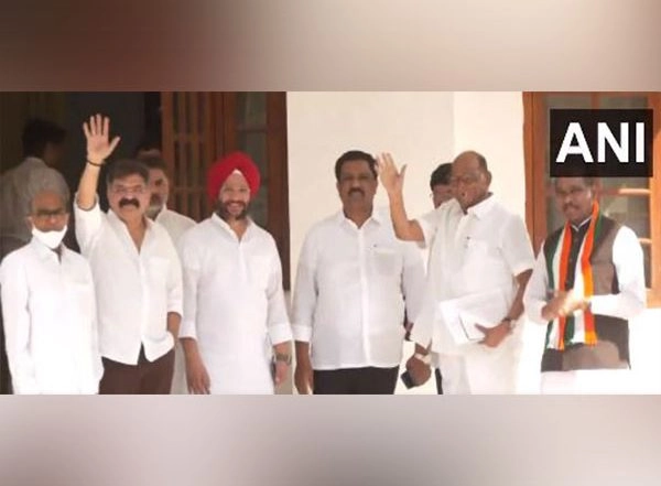 Sharad Pawar Arrives at Residence of Congress President Mallikarjun Kharge in Delhi (Watch Video)