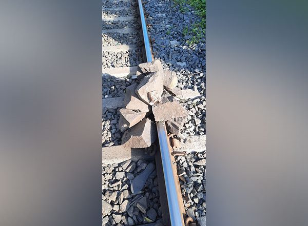 Alert Indian Railways Staff Averts Major Train Accident by Removing Big Boulders Kept on Chinchwad-Akurdi Track Near Pune (Watch Video)