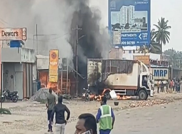 India News | Karnataka: Fire Breaks out at Firecracker Shop in Attibele, 4 Injured