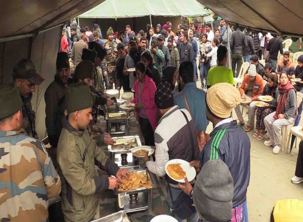 India News | Sikkim Flood: Indian Army Provides Assistance to More Than 1,700 Tourists Including Foreign Nationals Stranded at Lachung