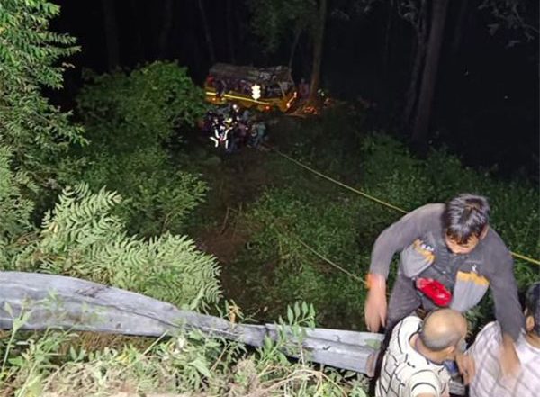India News | Uttarakhand: 3 People Killed, 28 Injured After Bus Crashes into Ditch in Nainital