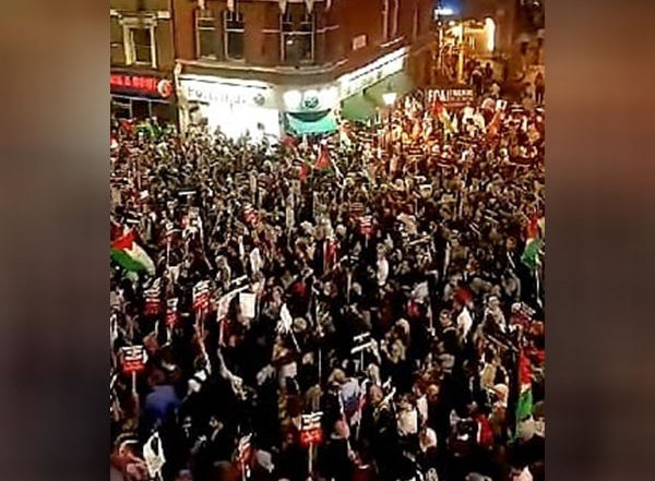 World News | London: Pro-Israeli, Pro-Palestinian Protestors Clash Amid Conflict in Israel