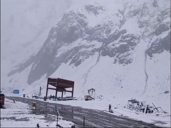India News | J-K: Fresh Snowfall Briefly Halts Traffic on Sonamarg-Zojila Highway - Vimarsana News