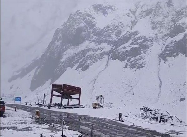India News | J-K: Fresh Snowfall Briefly Halts Traffic on Sonamarg-Zojila Highway