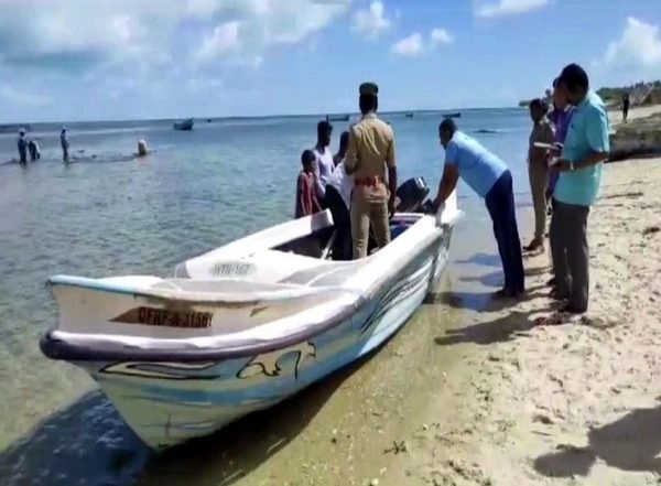 India News | Tamil Nadu: Srilankan Piper Boat Washes Ashore on Munaikkadu Beach, Probe Underway