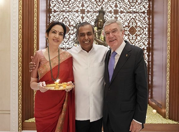 Sports News | Nita, Mukesh Ambani Host IOC President Thomas Bach at Their Residence
