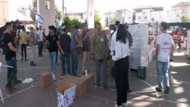 World News | Israeli Volunteers Rush to Help Families and Soldiers Amid War Against Hamas in Sderot