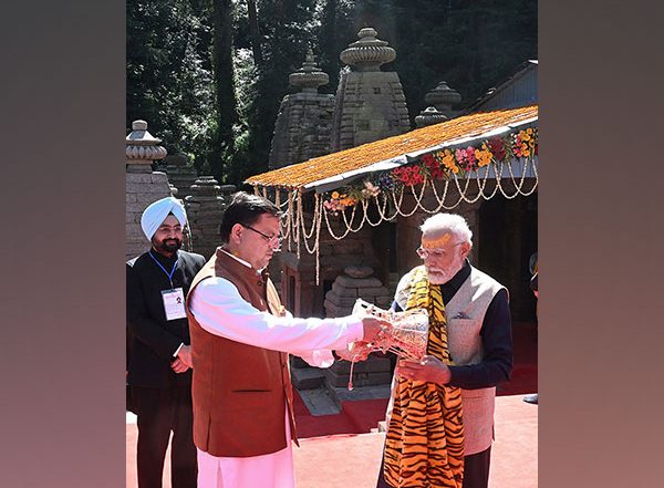 Uttarakhand CM Dhami Performs Puja with PM Modi at Jageshwar Dham in Almora (Watch Video)