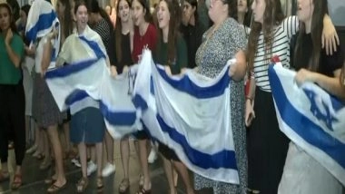 World News | Israelis Celebrate at Tel Aviv Airport as They Welcome Citizens, Soldiers