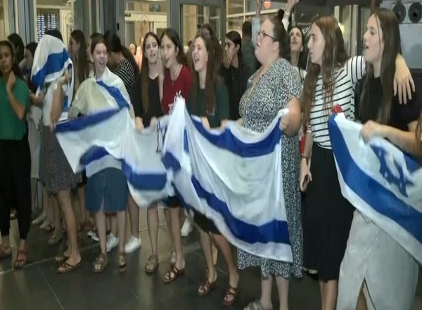 World News | Israelis Celebrate at Tel Aviv Airport as They Welcome Citizens, Soldiers