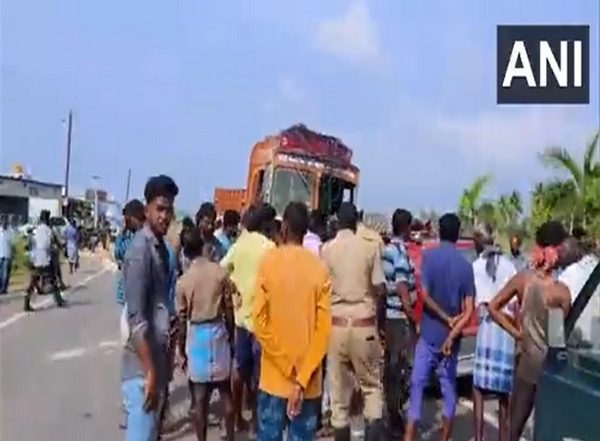 India News | Tamil Nadu Road Accident: Seven Died in Car-truck Collision in Chengam