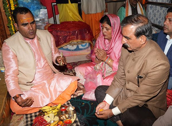 India News | Himachal CM Pays Obeisance at Tara Devi Temple on Shardiya Navratri