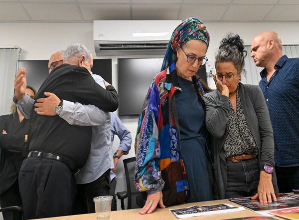 World News | Netanyahu Meets Families of Missing, Captive Israelis After Hamas' Assault