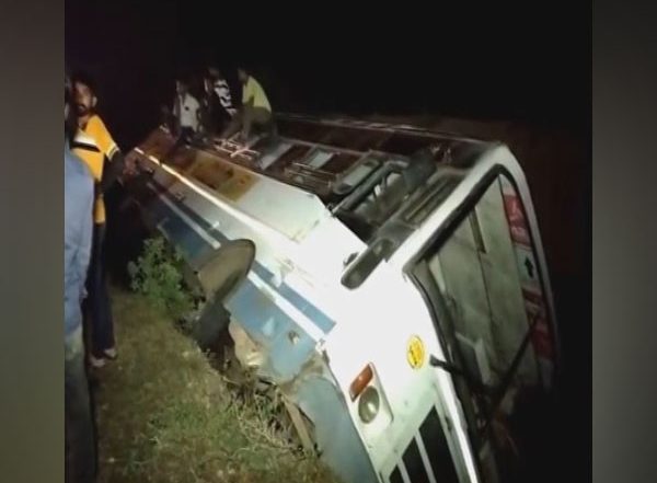 Gujarat Road Accident: 40 Injured After State Transport Bus Travelling to Junagadh Overturns in Lakhtar Taluka (Watch Video)