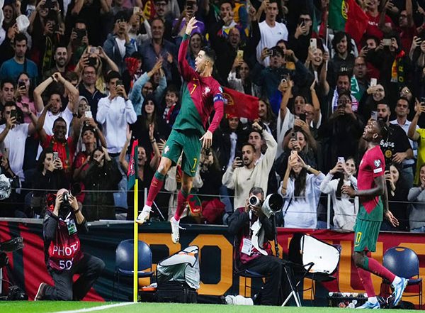 Sports News | Manchester United Skipper Bruno Fernandes Gives His Take on Whether There Will Be Next Ronaldo or Not