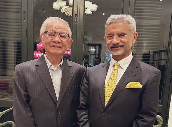 World News | EAM Jaishankar Meets Former Vietnamese Foreign Minister Nguyen Dy Nien, a BHU Alumnus