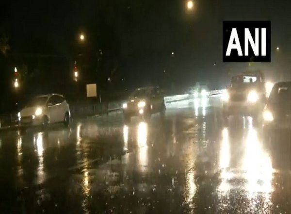 India News | Rain Lashes Parts of Delhi, Mercury Drops