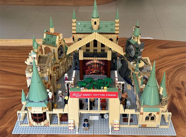 Business News | Hamleys Unveils Chandrayaan & Harry Potter Themed Miniature Pujo Pandals