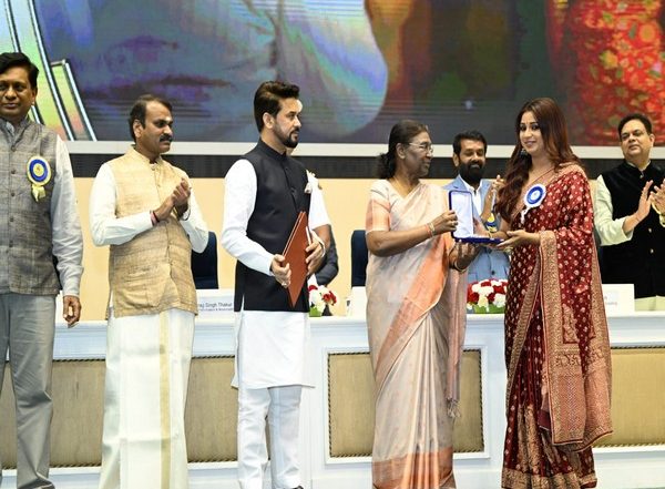 Entertainment News | 69th National Film Awards: Shreya Ghoshal Receives Best Female Playback Singer Award for Song 'Mayava Chayava'