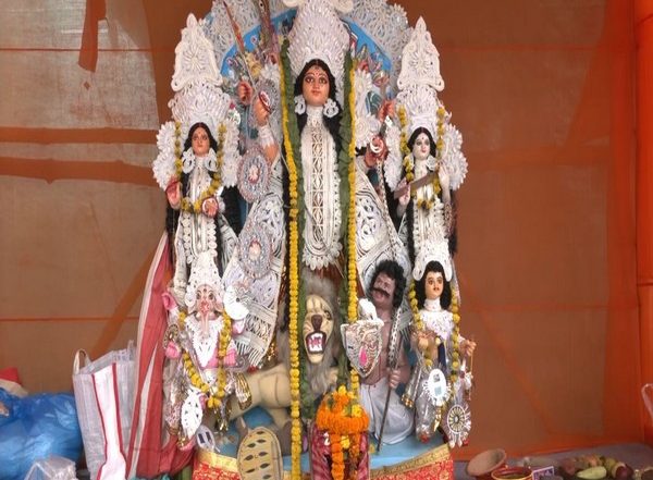 India News | Odisha: Girl Assists Her Father in Making Idols During Durga Puja to Run Household