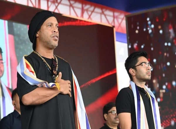 Sports News | Ronaldinho Meets TMC National Secretary Abhishek Banerjee, Watches Football Match