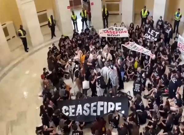 World News | US Capitol Police Arrests Demonstrators Gathered Urging Ceasefire in Gaza