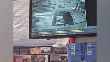 India News | Uttar Pradesh: Thieves in PPE Kits Rob Mobile Showroom in Meerut