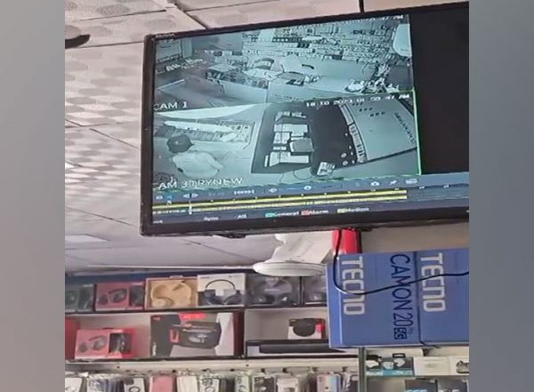 India News | Uttar Pradesh: Thieves in PPE Kits Rob Mobile Showroom in Meerut