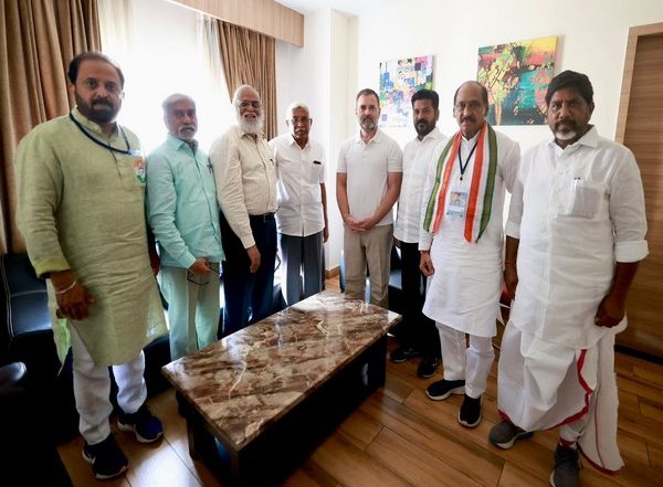 India News | Telangana Jana Samithi Party Delegation Meets Rahul Gandhi; Extends Support