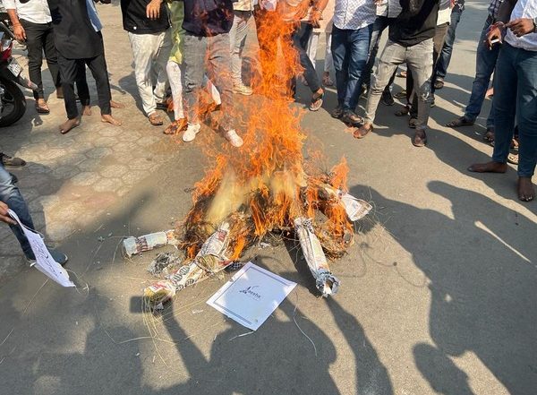 India News | MP Assembly Polls: Congress Workers Burn Effigies of Digvijaya Singh, His Son Jaivardhan Singh