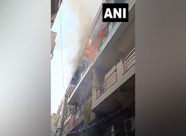 Delhi: Fire Breaks Out at Residential Building Due to LPG Cylinder Explosion in Ghantaghar