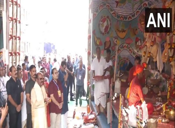 India News | West Bengal Governor Ananda Bose Offers Prayers at Durga Puja Pandal in Kolkata
