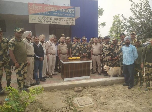 India News | BSF, Punjab Police Recover 3 Packets of Heroin and Drone Battery from Tarn Taran