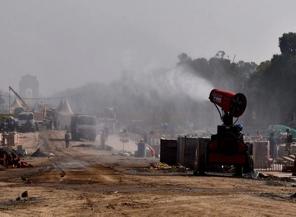 India News | Delhi's Air Quality Turns 'very Poor': Anti-Smog Gun Worker Complains of Burning Sensation in Eyes, Nose