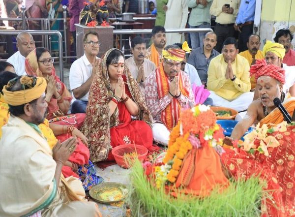 India News | Odisha: Union Minister Dharmendra Pradhan Offers Prayers to Goddess Durga in Angul