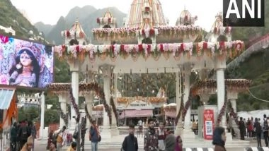 India News | J-K: Devotees Throng Shri Vaishno Devi Temple in Katra on Last Day of Navratri