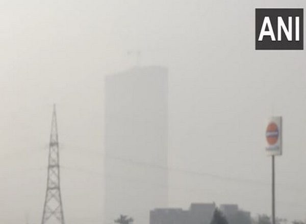 India News | UP: Thick Layer of Smog Covers Noida, AQI Remains in 'very Poor' Category