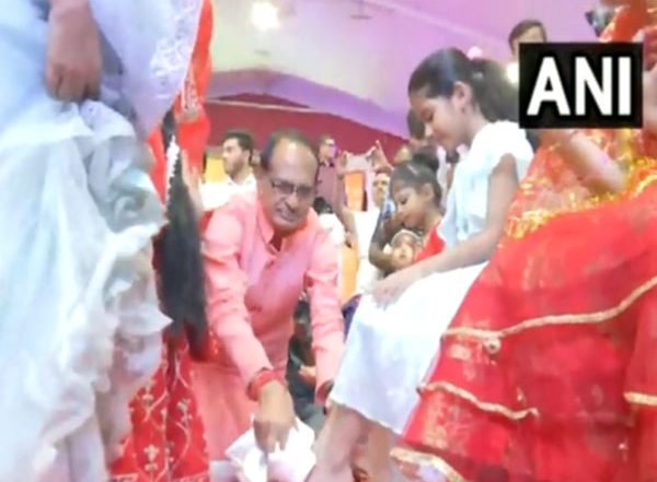 India News | MP CM Chouhan Performs Kanya Puja at CM House on Last Day of Navaratri