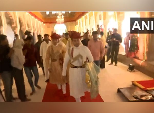 India News | MP: Union Minister Jyotiraditya Scindia Offers Prayers at Gorkhi Devghar in Gwalior