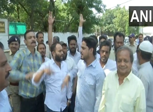 India News | MP Assembly Polls: Congress Workers Protest Outside Kamal Nath's Residence in Bhopal Demanding Change in Candidates