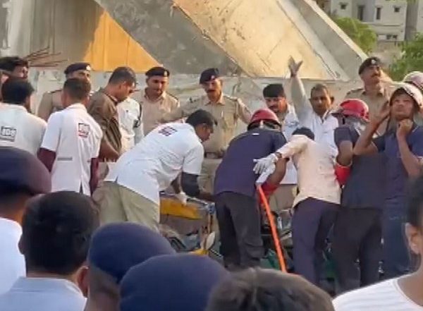 India News | One Dead as Portion of Under-construction Bridge Collapses in Gujarat's Palanpur
